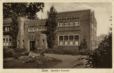 15968 Gezicht op de voorgevel (ged.) van de Openbare Leeszaal en Bibliotheek (2e Hogeweg 83) te Zeist uit het ...